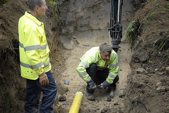 Kari Tuunainen ja Juha Repo valmistelivat tien alitusta Tuohitussa tiistaina.