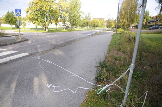 Lupajantien yli on pingoitettu pakkauskelmua neljään eri paikkaan.