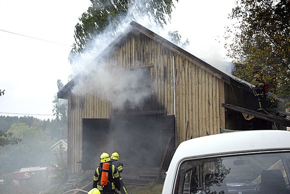 Palosta syntyi runsaasti savua ja sammutusvedestä syntynyttä vesihöyryä.