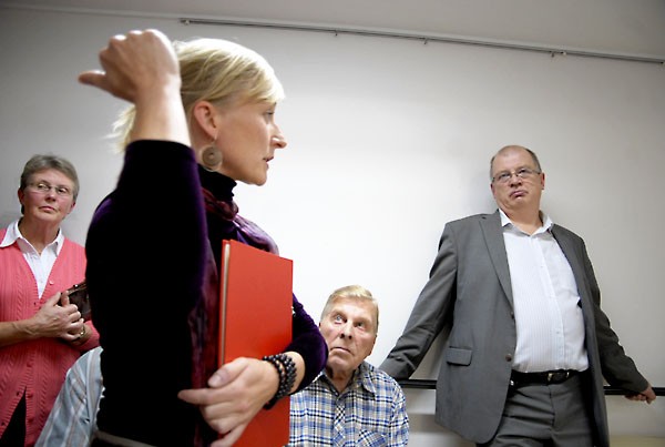 Maija Butters ei ymmärrä logiikkaa, jonka mukaan tehostetun palveluasumisen paikoissa on varaa vähentää. Takana kuulolla Marita Wikström, Reino Ekberg ja oikealla kaupunginjohtaja Antti Rantakokko.