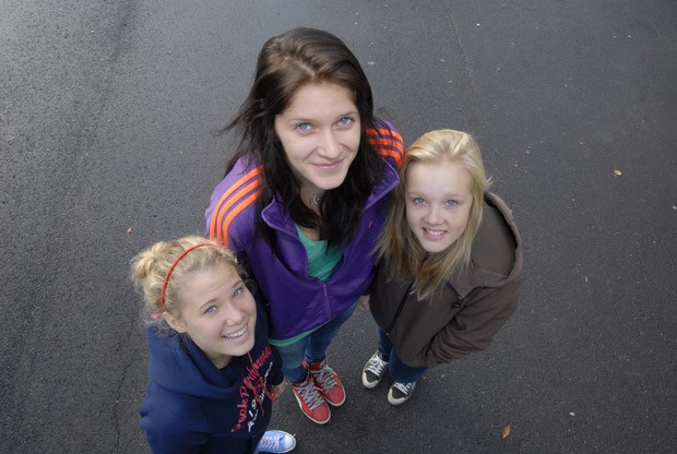 Rilla Tammi, Elli Koskinen ja Veera Örri pelaavat koripallon SM-sarjassa.