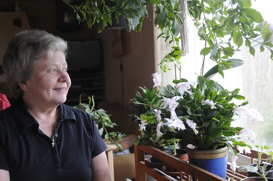 Tutuksi tullut kirkko ei ihan näy RItva Enqvistin ikkunaan, vain iltavalaistuksen kajo.