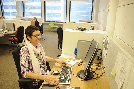 Anne Lehto ja Tuija Leppälahti jatkavat työntekoa kuuloetäisyydellä toisistaan, nyt vaan uudessa kaupungintalossa.