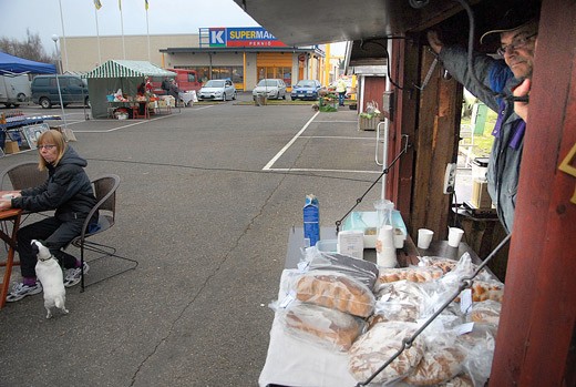 Torikauppiaat haluavat pitää torin hoidon omissa käsissään, kertoo leipäkauppias Mika Virtanen