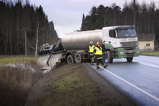 Perävaunusta valui pientareelle ja ojaan lastina ollutta kalkkia.