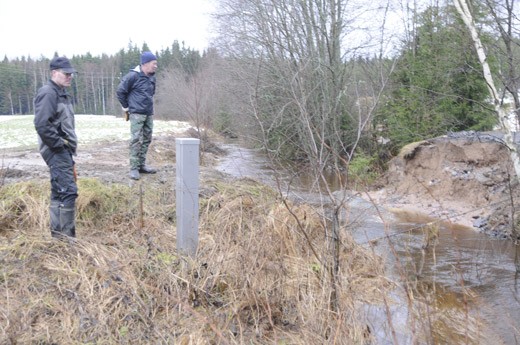 Tapio hietanen ja Esko Paju suunnittelevat uuden siltarummun asennusta.