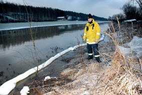 Palomestari Markus Rautio tutkaili vedenpintaa keskiviikkona.