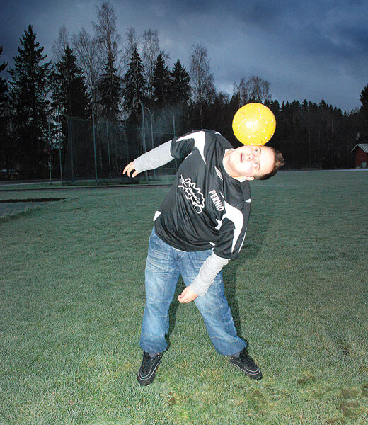 Freestylejalkapallossa pallo voi olla vaikka ohimolla, näyttää Petteri Kallonen.