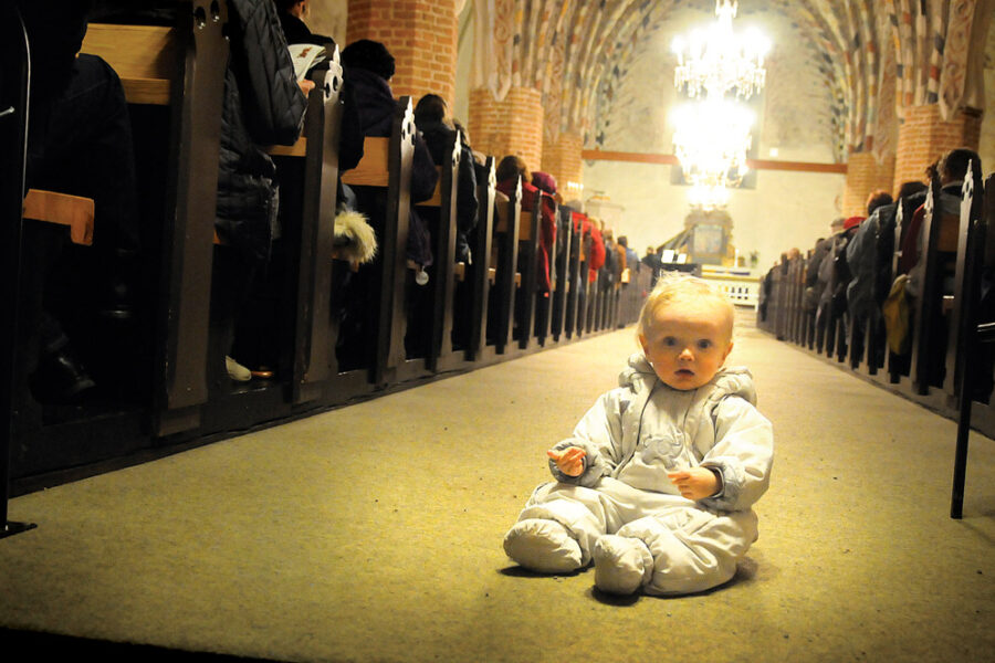 Vanhempiensa kanssa Perniön kirkon joululauluiltaan osallistunut Alex Rantanen otti rauhallisesti.