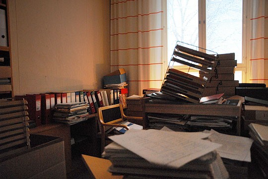 Arkistoihmisille töitä. Muutamaan huoneeseen on kasattu jäljellejääneet paperit seulomista odottamaan.