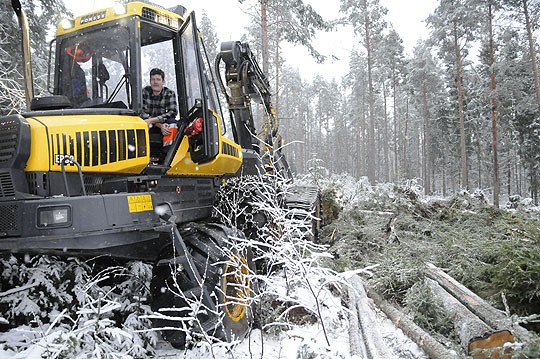 Ari Almilla on Petussa viikkojen työmaa. Esimerkiksi teille kaatuneita puita on raivattu vasta sen verran, että henkiöautolla pääsee teillä ajamaan.