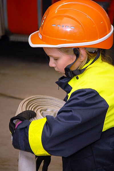 Anette Myllylä harjoitteli letkun keräämistä tiistai-iltana Teijon paloasemalla.