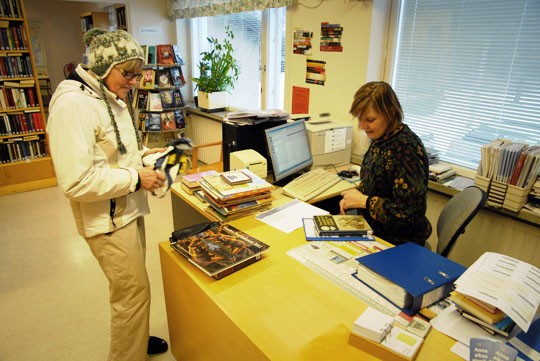 Riitta Halme palautti Särkisalon kirjastoon Irja Westbergille ison kassillisen kirjoja tiistaina.