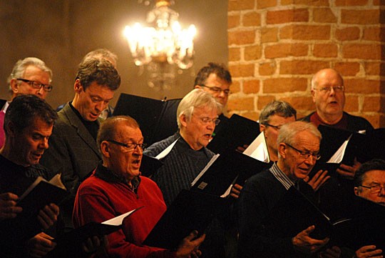 Perniön mieskuoro harjoitteli tiistai-iltana konserttipaikassaan, Pyhän Laurin kirkossa.