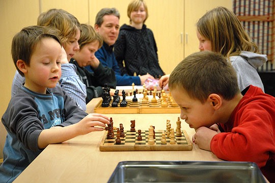 Shakkia pelataan parhaimmillaan pitkään ja harkiten. Etualalla fundeeraavat Indigo Butters ja Daniel LIlja.