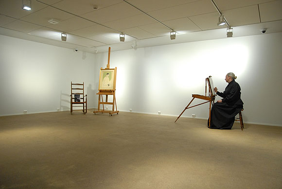 Helene Schjerfbeck, myös Anne Ingmanina tunnettu, maalasi uudessa näyttelytilassa viime viikolla. Myös Ingmanin vetämät kiertokävelyt ovat olleet hyvin suosittuja.