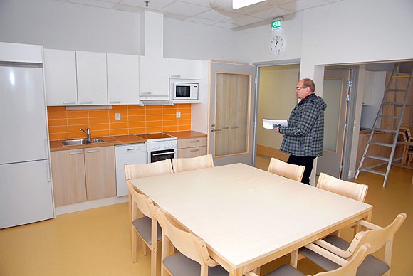 Uuden rakennuksen keskelle tulee kokoontumistila päivätoimintaan osallistuville, kertoo Tapio Lahti.