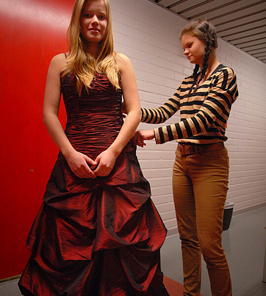 Aino Laurila veti tanssiaisasun kokeeksi päälleen ja sai apua pukemiseen Sofia Ervastolta.