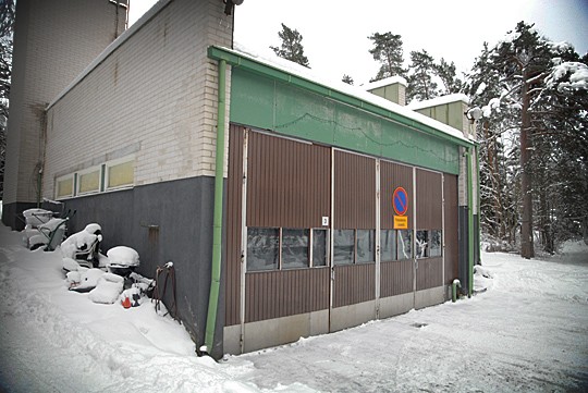 Osa Förbyn paloaseman puutteista, kuten ovien surkea kunto, näkyy pihalle asti.