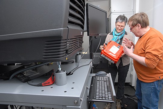 Kulttuurisihteeri Solveig Friberg ja Finlandssvensk filmcentrumin Dag Andersson esittelevät elokuvateatterin nykyarkea: filmikelojen sijaan elokuvat tulevat kovalevyilä.