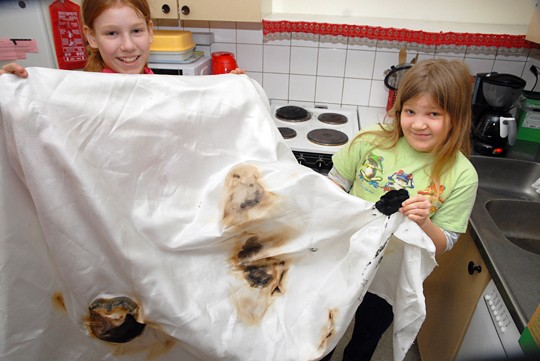 Minna (vas) ja Laura Jaala ja sammutuspeite, jolla keittiössä syttynyt tulipalo tukahtui alkuunsa.