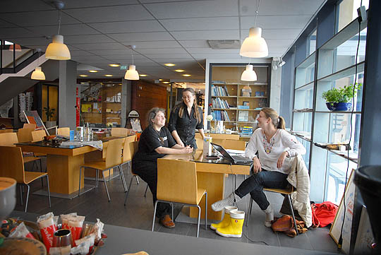 Villa Landen kahvila pitää kemiöläiset lounaissa ja kahvissa. Viime perjantaina vuorossa olivat Sari Kippilä ja Sara Ilveskorpi. Johanna Kaakinen (oik) piti kahvilaa viime kesänä.