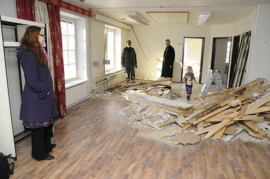 Teijon satavuotias konttori aiotaan valjastaa uuteen käyttöön ja sitä varten on kaadettava vähän väliseiniäkin. Urho Elon (oik) työmaalla Marja-Maria, Juha ja Ida Bäcmand.