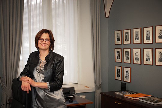 Minna Arveen huoneen seinällä on pitkä rivi kaupunginhallituksen nokkamiehiä -- ja joukossa pari naistakin.