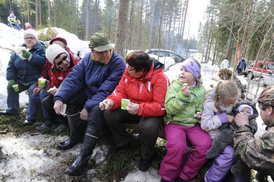 Marja-Liisa Aitio, Aini Aalto, Riitta ja Risto Peltola, Helvi Hiihtola, Olivia Olkinuora ja Alina Knaapinen (sylissä Lenni Mussaari) hörppivät nokipannukahvit ja miettivät elämää maaseudulla.