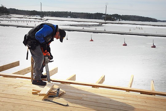 Eino Kukkamaa muotoilee kansilankkuun pystytolpan kohdan.