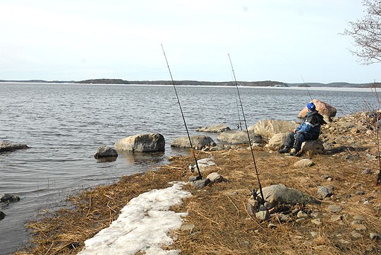 Erkki Lähteenmäki sai keskittyä auringonottoon, kun vavat oli viritelty pyyntiin.