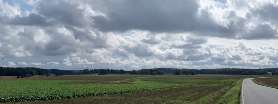 Tuulivoimalat näkyvät selvästi metsän yläpuolella. Kuva on otettu paikasta, jossa Heikkiläntie kaartaa kohti entistä Laiterlan koulua. Kuva Ramboll / Sampo Ahonen