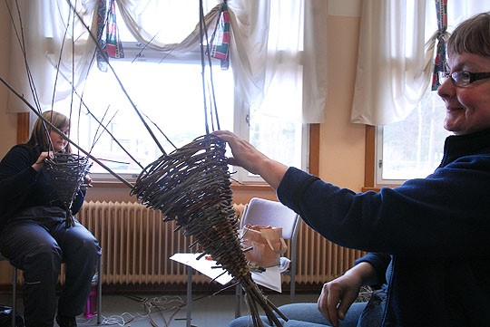 Sanna Sallinen ja Seija Kaunisto myönsivät pajuntaivuttelun vaativan vähän raakaa voimaakin.