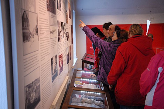 Tommi Helminen tutki opiskelija Jenni MacGillin kanssa tietoja 30-luvun Perniöstä.