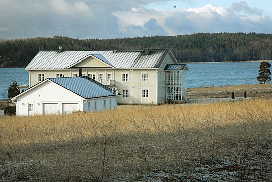 Hotelli Strandvik seisoo merenrannassa lähellä Strömman kanavaa.