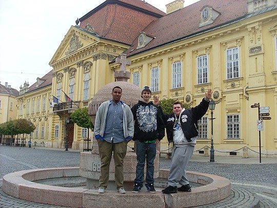 Guled Abdullahi (vas) kävi Perniön lukiosta Unkarissa aistimassa yrittämisen tunnelmaa. Matkan aikana ehdittiin ihailla myös kaupunkimaisemia.