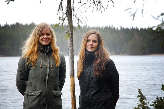 Jonna Kukkonen ja Hanna Raivikko valmistautuvat vastaamaan monenlaisiin kysymyksiin Teijon luontokeskuksssa.