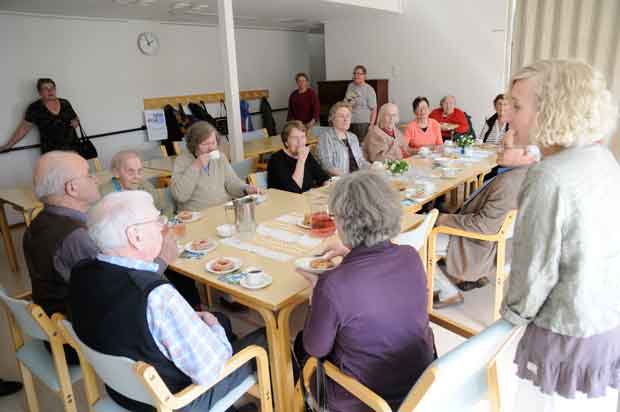 Särkisalossa oli kahvittelijoita pitkän pöydän täyttäjiksi.