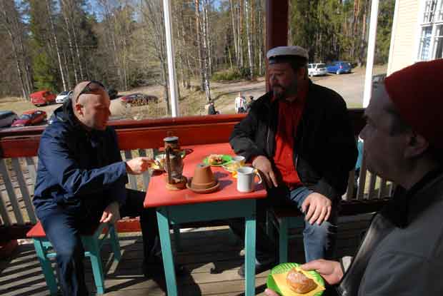 Matildassa pisteltiin vapunpäivänä munkkeja. Kahveilla demarien kuntapoliitikot Matti Varajärvi ja Hannu Ranta ja oikealla työväenyhdistyksen Kari Blomqvist.