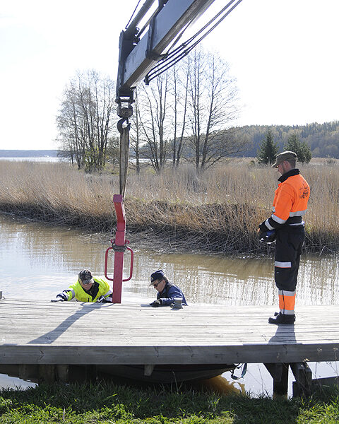 Gammelbyn satamassa oikaistiin keskiviikkona laitureita. Veneestä käsin pistävät uutta tukea alle Markku Räsänen ja Kaj Lönnroth, laiturilla ohjaa Tobias Lundsten.