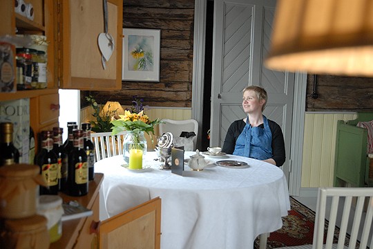 Veronika Eriksson rakensi vanhojen hirsiseinien suojaan puodin ja kesäkahvilan.