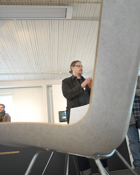 Samuli Naamangan tuolit on tehty biohajoavista materiaaleista.