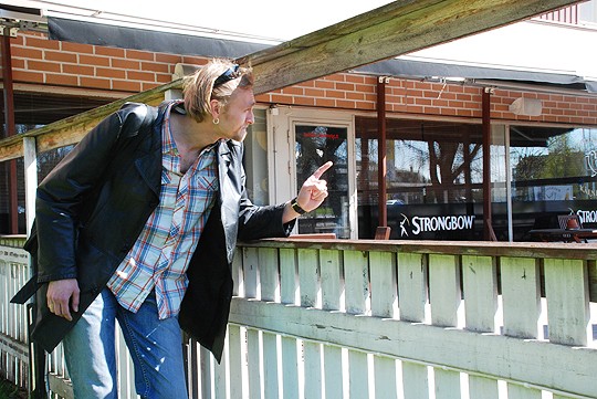 Vielä yksi, viittilöi Mooseksen pontikkapisneksen ohjaaja Arto Lindholm leikillään terassilla.