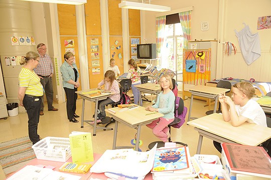 Seija Lähdesoja (vas) sekä Markku ja Terttu Peltola seurasivat, kun Mussaaren koulun pihan voikukkia ikuistettiin pastelliliiduilla. Taiteilemassa Iida Hietanen, Olivia Olkinuora, Laura Jaala, Alina Knaapinen ja Max Väänänen.