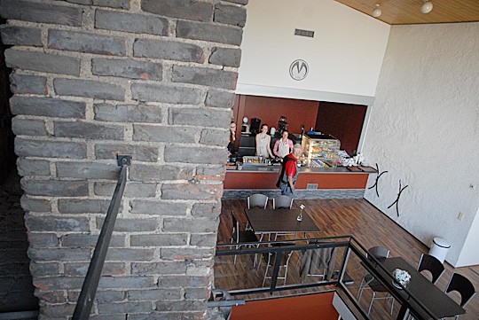 Victoria Laitsaari, Leila Närhinen ja Marja-Maria Bäckmand pyörittävät Masuunin kahvilaa.