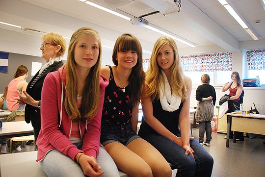 Kahdeksasluokkalaiset Marianne Lehtonen, Kaisa Vainio ja Selja Kaartinen, tai yritysnimeltään Maija Poppaset tarjoavat lastenvahtipalveluja päiväkoti- ja ala-asteikäisille lapsille Perniön ja Särkisalon alueella.