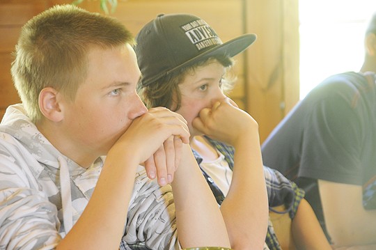 Leevi Nieminen ja Joonatan Järvinen syventyivät Topi Viitasalon opetukseen lähetystyöstä.