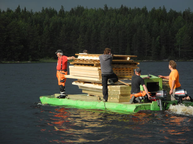 Ulkokäymälöiden kokoaminen alkoi tiistaina Matildanjärveltä.