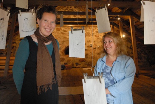 Satu-Maaria Mäkipuro (vas.) ja Tiina Harjola leikittelevät näyttelyssä eri tekniikoilla ja materiaaleilla.