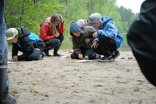 Matildanjärven vedestä tutkittiin niin väri, haju, happamuus kuin läpinäkyvyyskin. Suosta tuleva vesi on luonnostaan hiukan punaruskeaa.